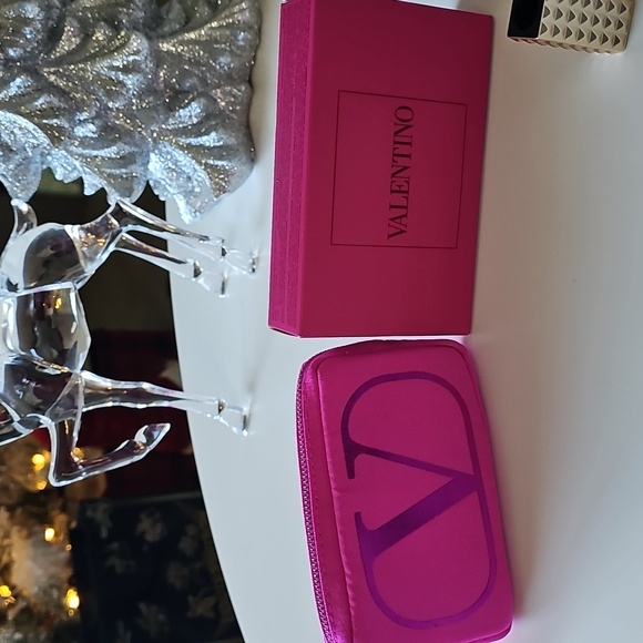 Valentino Spike Buttery Matte Lipstick 3 Piece Set With Pink Cosmetic Bag - Picture 3 of 11